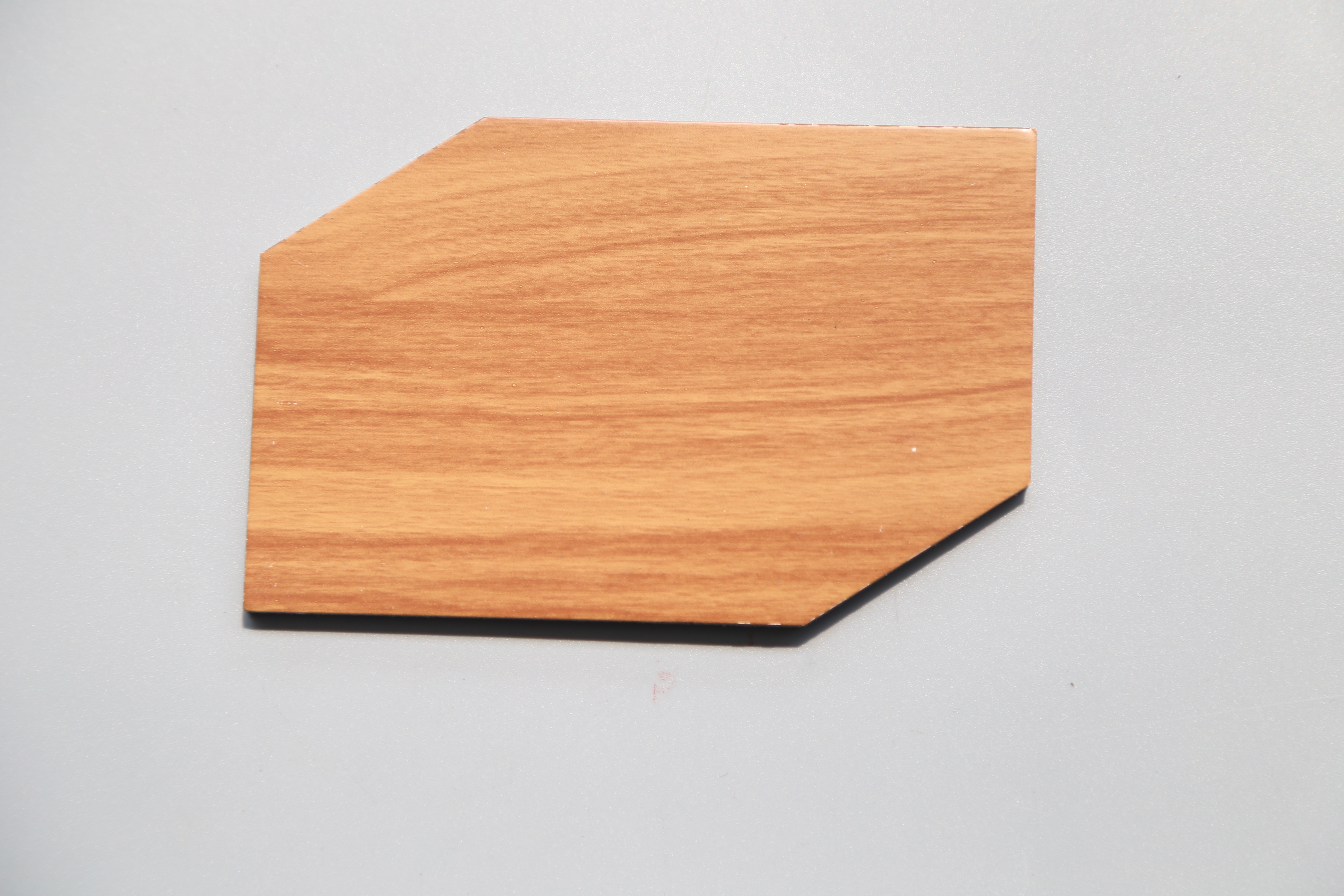 鋁塑板為何會出現塑板的變色